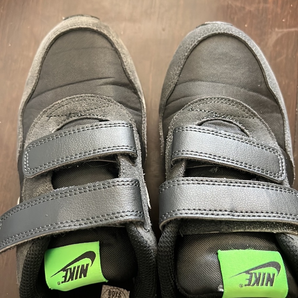 Kids Nikes - Picture 3 of 9